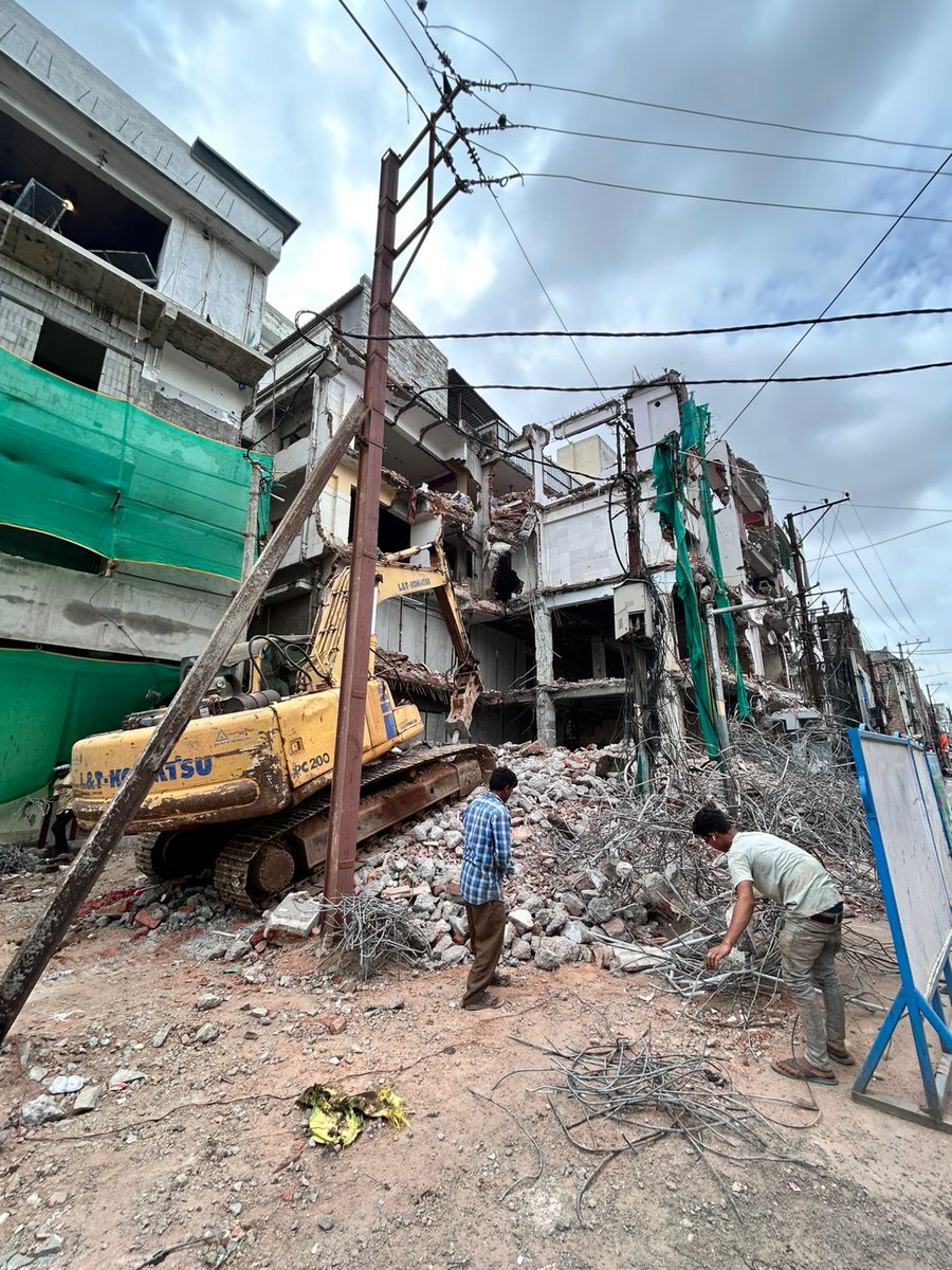 HMRLHydmetro's tweet image. Old City Metro Road Widening Works Reach a Critical Stage

Hyderabad Airport Metro Limited (HAML) Managing Director Shri NVS Reddy announced that the land acquisition and demolition of affected properties in the 7.5 km Old City Metro Corridor have reached a crucial stage with the…
