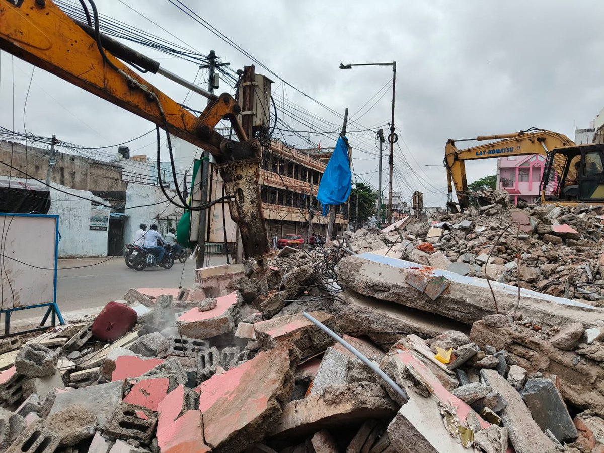 HMRLHydmetro's tweet image. Old City Metro Road Widening Works Reach a Critical Stage

Hyderabad Airport Metro Limited (HAML) Managing Director Shri NVS Reddy announced that the land acquisition and demolition of affected properties in the 7.5 km Old City Metro Corridor have reached a crucial stage with the…