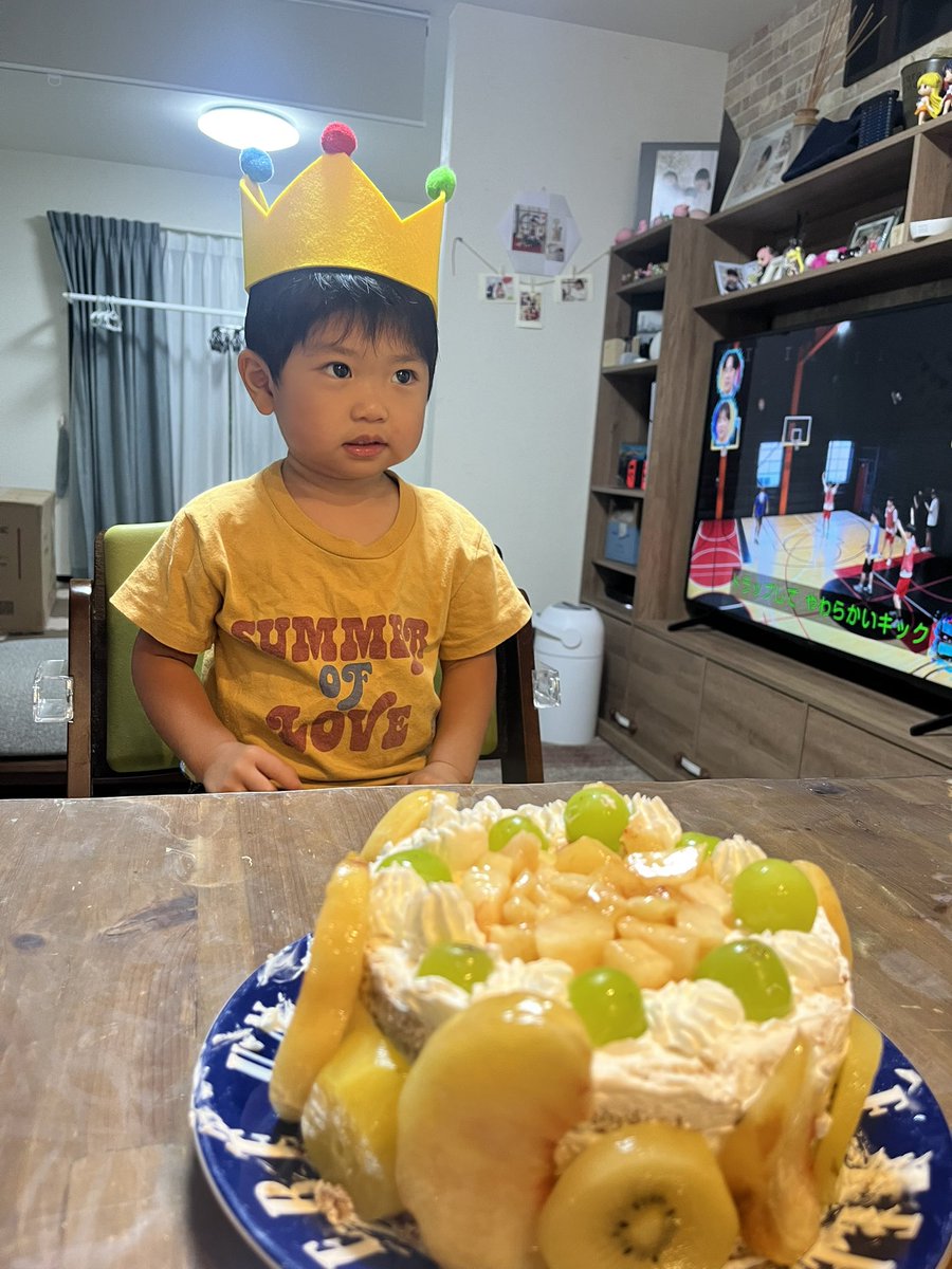 chan3_yellow1's tweet photo. 息子が2歳を迎えたので報告しておきます🙂‍↕️

雑な手作りケーキを添えて🎂 https://t.co/lbiF8HBaE8