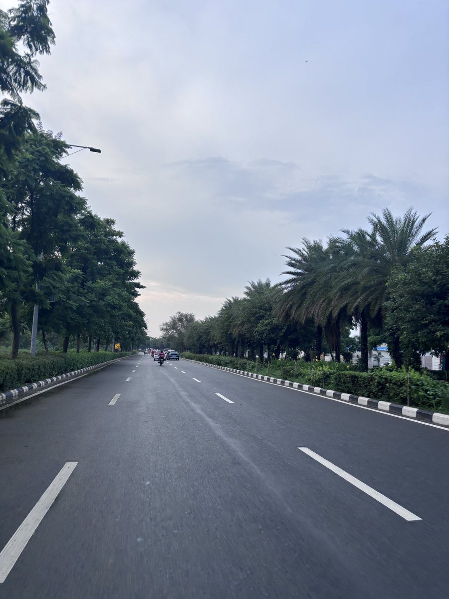 KanchiKesarwani's tweet photo. Sunday well spent! Wandering, breathing, and catching little pieces of peace. 🌧️🌸 #SundayVibes #RainyDay #PeacefulMoments #NatureWalk https://t.co/4p4IrrP5JU