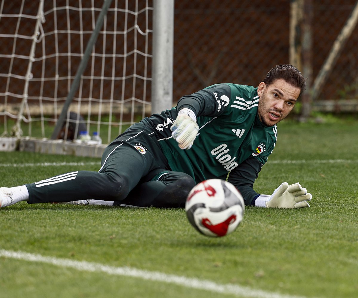 Fenerbahçe'nin yeni kalecisi Ederson, ilk idmanına çıktı!
kaynak fenerbahce.org