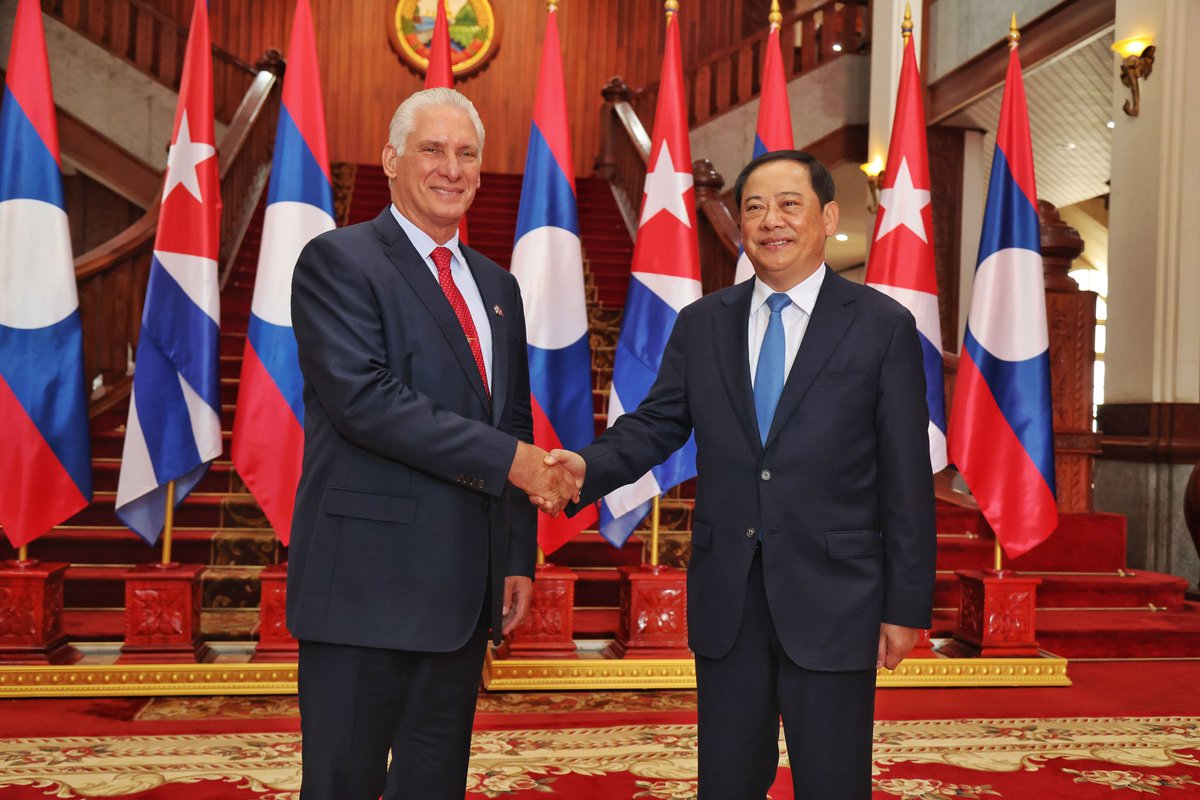 | En una intensa jornada de trabajo este domingo en Vientiane, Laos, el Presidente <a href="/DiazCanelB/">Miguel Díaz-Canel Bermúdez</a> se reunió también con el primer ministro laosiano Sonexay Siphandone. #dmeSongoLaMaya <a href="/dpestgo/">DGE Santiago de Cuba</a> <a href="/CubaMined/">MINED</a> <a href="/RaulSamon/">Raúl Samón Soto</a> <a href="/RafaelDazD86249/">Rafael Díaz Domínguez</a> <a href="/yaqueli59020/">Yaqueline Girón de Armas</a> <a href="/GreciaDomngue12/">Comunicadora Songo La Maya</a>