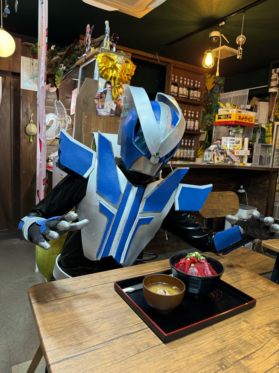 Yokohaman_Hero's tweet photo. 任務終了後に鉄火万で食事をいただく。
なんという輝き…！
鉄火丼(¥1300)、市場直送のマグロだから新鮮さが段違いだ。
空腹という怪人をやっつけるぞ！

#ヨコハマン
#鉄火万
#日ノ出町
#アニソン本舗JAM https://t.co/8vzaWMmiqm
