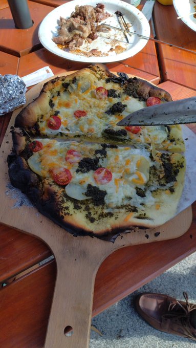 甥っ子とそのお友達らが遊びに来てBBQをするとの事で道具の使い方とかレクチャー兼ねて参加…
朝から仕込んだピザ生地を使っての自家製ソース使ったジェノベーゼピザとかを作る…端がかなり焦げてしまったがまぁまぁ好評だった模様…大学生ともなると社交辞令をしっかり身につけてる?😉 