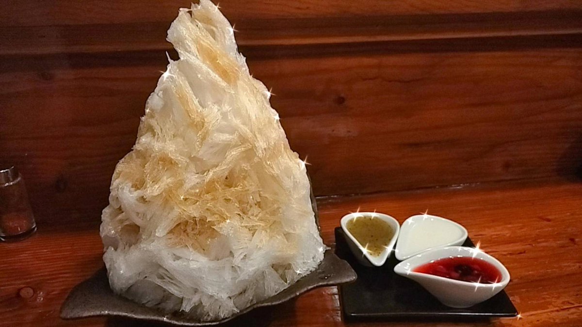 夏が終わりますね🎐
締めくくりに、娘と近所でかき氷を食べました🍧
天然氷じゃないけれど、とても美味しかった☺️👍
マンゴー&amp;ミルク&amp;ヨーグルト　980円
キウイ&amp;ベリー　1600円
カウンターしかない小さな居酒屋さんが
かき氷も提供しているお店です😍

#かき氷 #夏の終わり