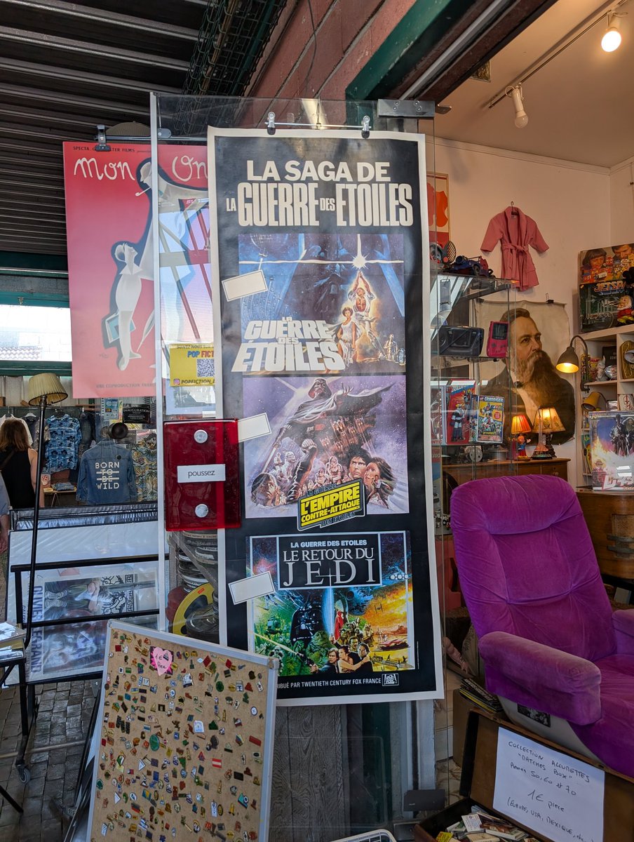 Curiosité aux puces de saint-ouen au merveilleux stand Pop Fiction, une affiche cinéma entoilée au format pantalon pour les cinémas qui passait les trois Guerre des Étoiles au moment de la sortie du 3eme. Prix 380€ (ça va partir rapidement je pense)