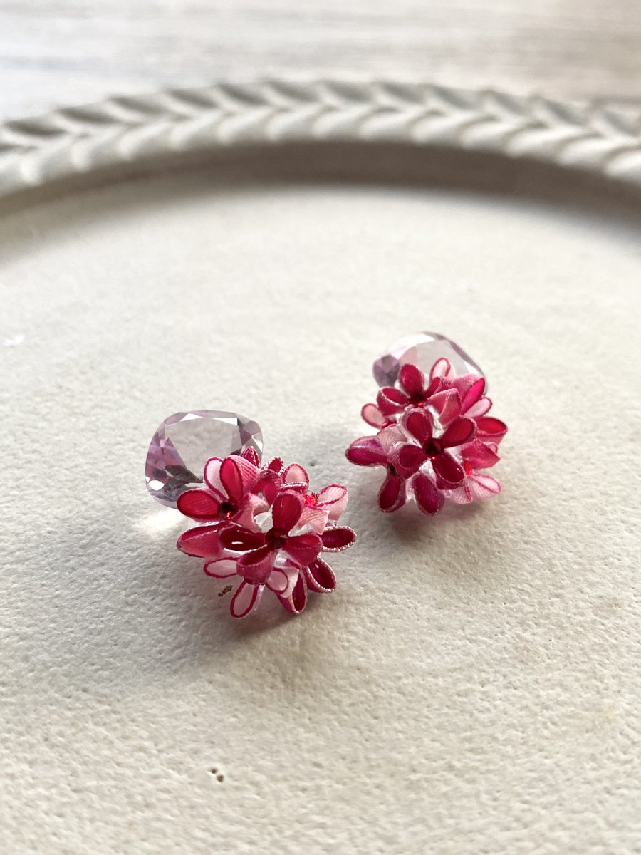 まだまだ暑い日が続いていますが、
朝晩秋の香りを感じられて
少しほっとします。

甘酸っぱいカシスやクランベリーのような色味のお花を作ってみました。