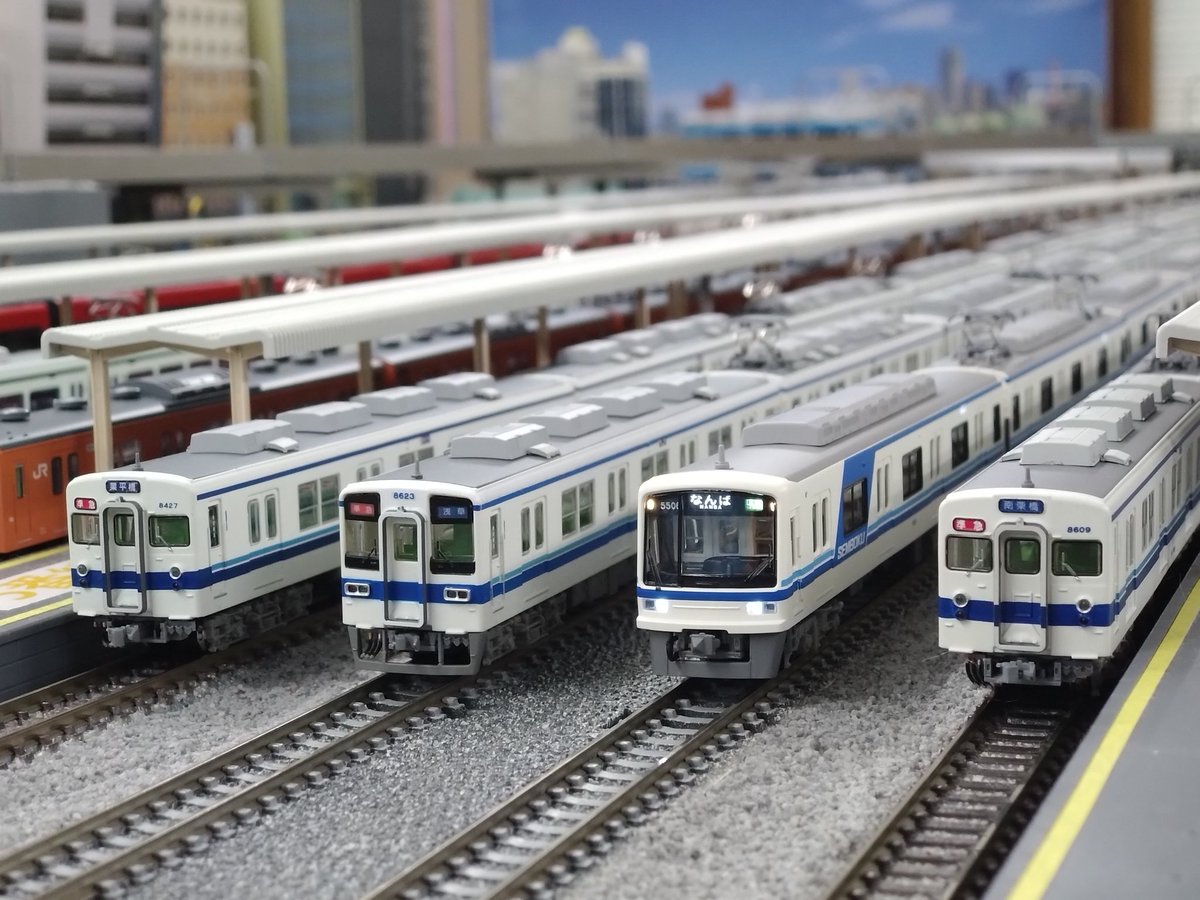 SYOUNAN217's tweet photo. 今日の運転会その4。
ラストは地元路線の90年代の東武を。ラッシュ時の準急業平橋行き10両と準急南栗橋行き。私鉄版の103系と言われた東武8000系、本家と並べて撮影。そしてラストは4本並び。ネタで買ってこれがやりたかった(笑) そして家に1つ手直しした8000系を忘れると言う失態。
#PLUSPORT https://t.co/iW2H1Vd3n1