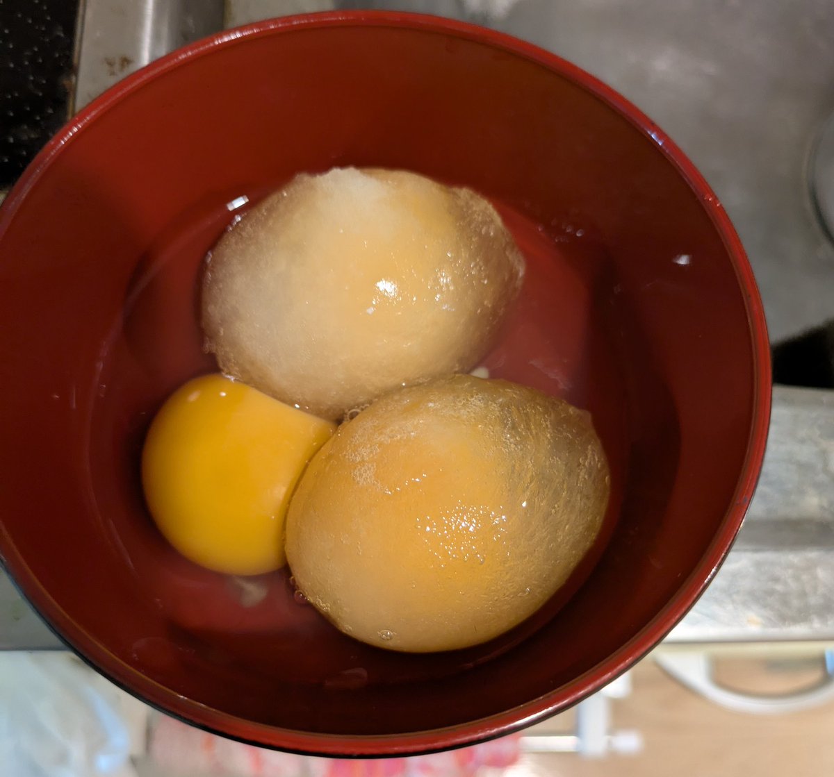 冷蔵庫から卵出したら凍ってた