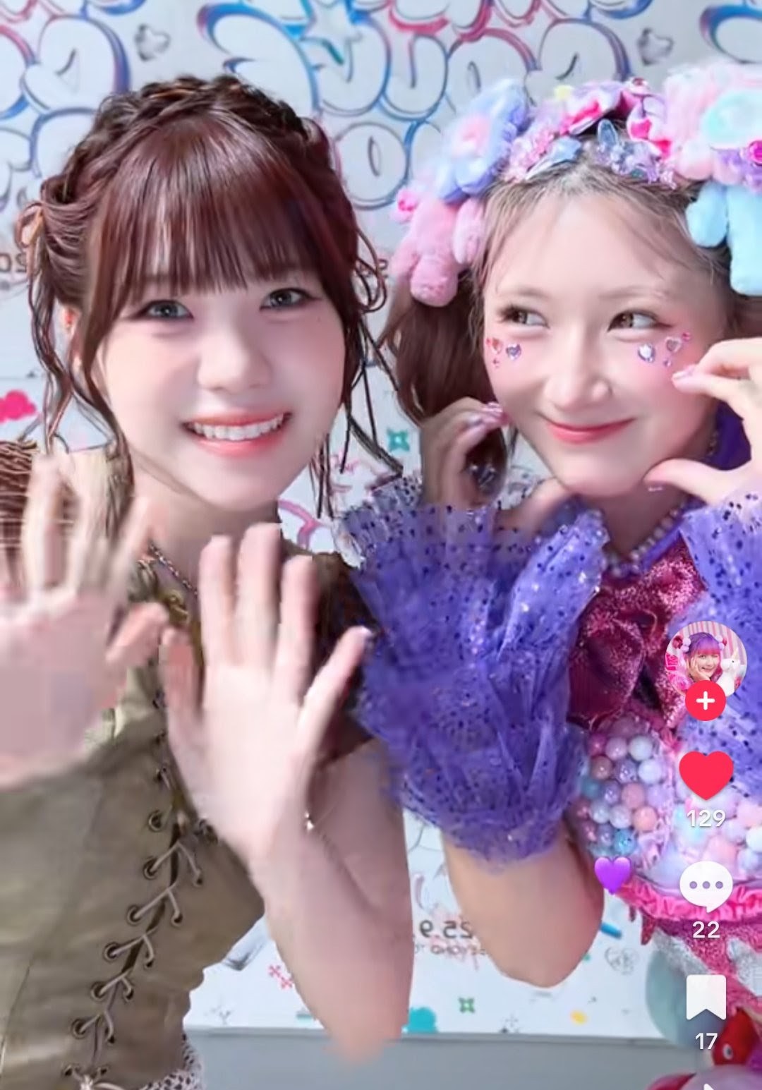 しなこ しなこキャラがミラーに🪞✨ チョコレートのような見た目で