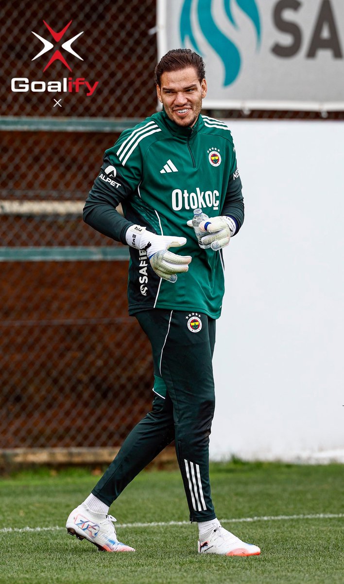 GoalifyX's tweet photo. 🟡🔵 Fenerbahçe’nin yeni kalecisi Ederson ilk antrenmanına çıktı!
Sahadaki neşesi ve enerjisi dikkatlerden kaçmadı. 💪🔥
#Fenerbahçe #Ederson #GoalifyX https://t.co/5xqpgAPFIm