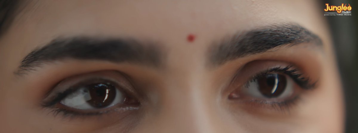 You can’t recognise her with just eyes

Meanwhile those eyes: