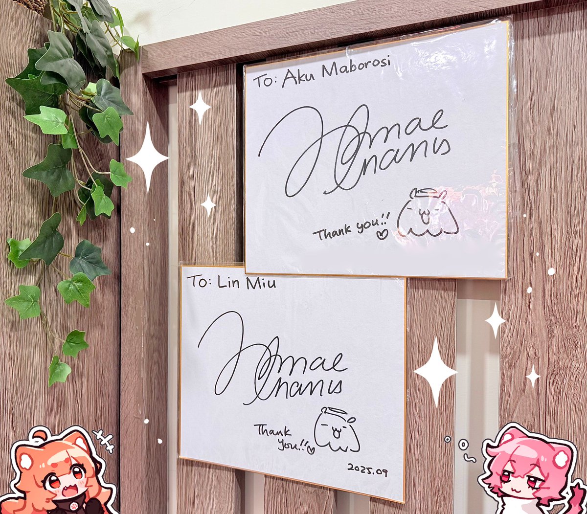 【Sushiro HK x Ninomae Ina’nis】
So happy to collab with <a href="/aku_maborosi/">アクマボロシ</a> on Ina’s chibi &amp; KV art 🐙
The store is full of Ina, merch looks amazing—thanks for the invite!
Also got Ina’s signed board😭

#NinomaeInanis 
#inART #いなート #hololiveEnglish #holoEN 
#香港壽司郎 #SUSHIRO
