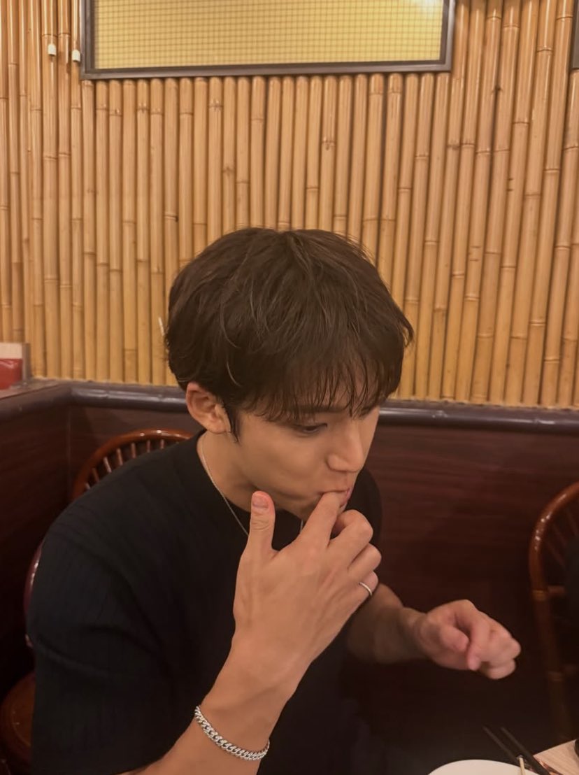 gyustarlit's tweet photo. first date                                 married https://t.co/L2ZRQ4pdA2