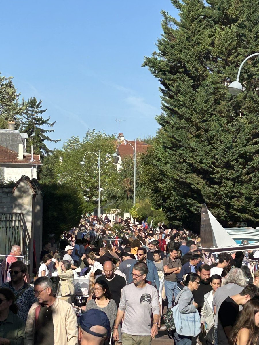 Aux côtés des bénévoles de l’ARJEM ce matin des 6h00 pour le 8ᵉ vide-grenier de la rue Jean Mascré #Sceaux : énergie, mobilisation et organisation sans faille pour un succès confirmé — 148 stands, un public nombreux, dans une ambiance conviviale.