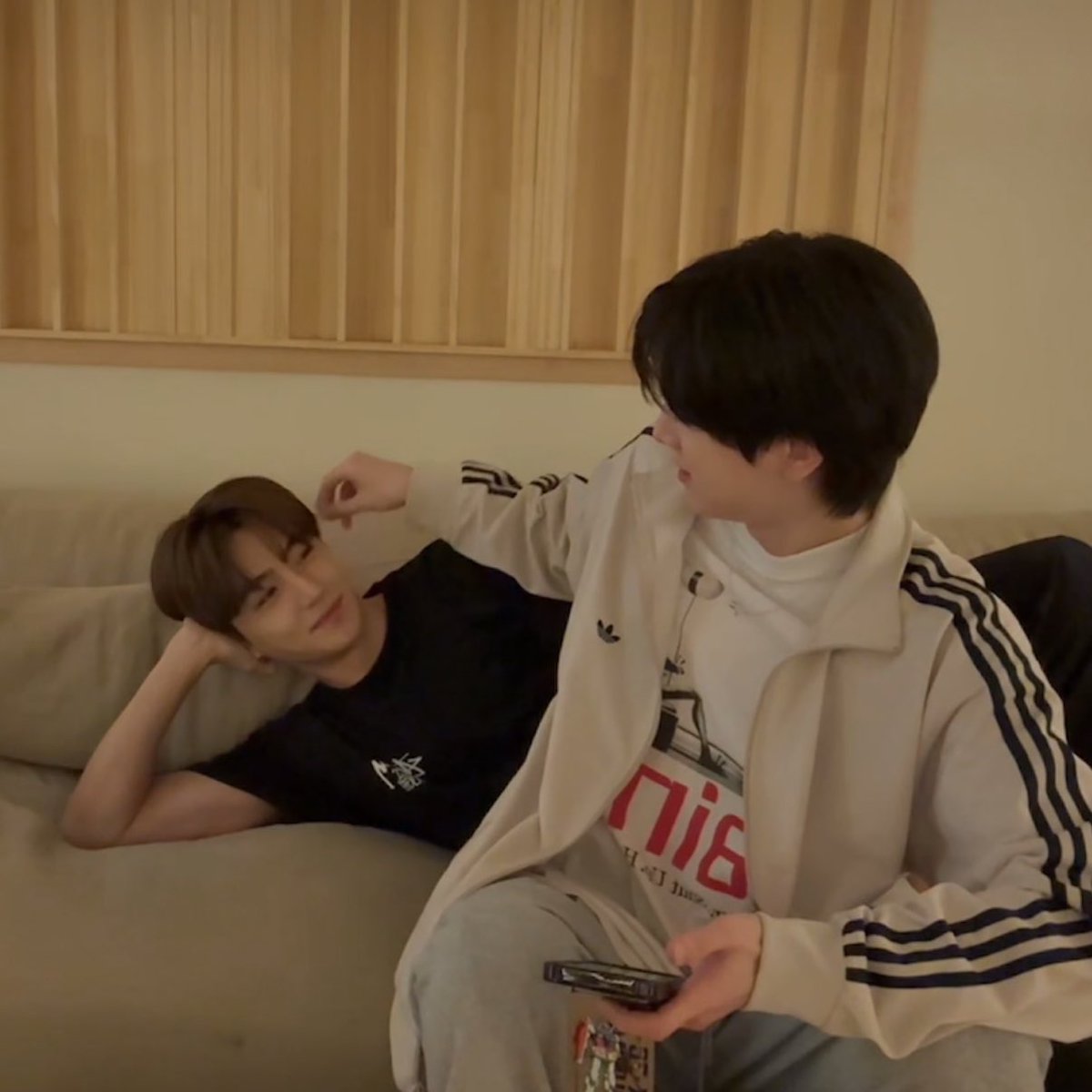 아진짜 너무 커플같아서 마음이상함..