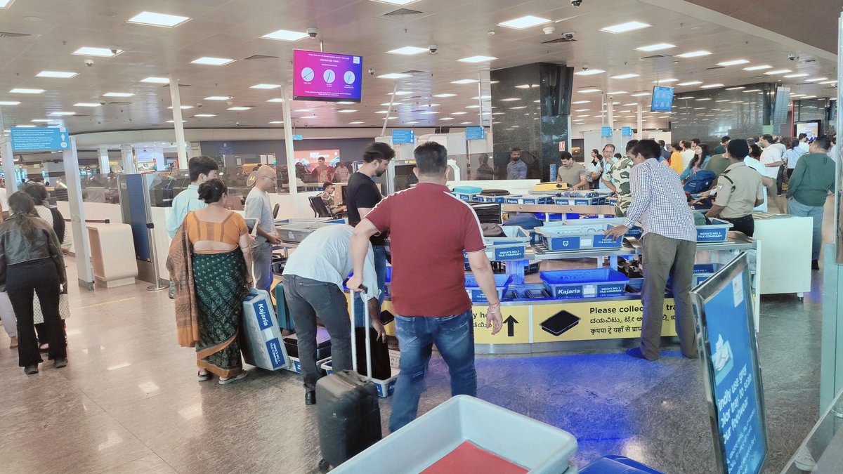 Dimitrov_Ind's tweet photo. Seriously Bangalore airport? You have also unlearned the correct way to use the security machines? @HariMarar https://t.co/Axm9zvRt0S