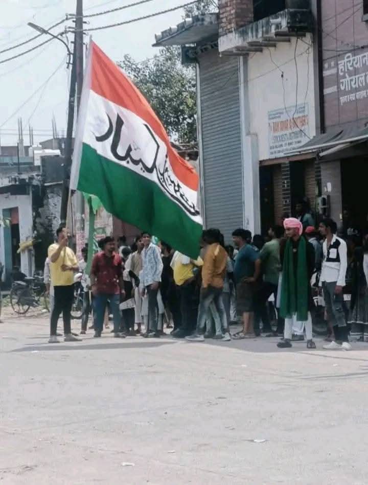 तस्वीर पाकिस्तान अफगानिस्तान या बांग्लादेश की नहीं |

उत्तर प्रदेश के छोटे से जिले हाथरस की है |

जहां तिरंगे से अशोक चक्र हटा कर |

इस्लामिक संदेश दे दिया गया |

<a href="/myogiadityanath/">Yogi Adityanath</a>