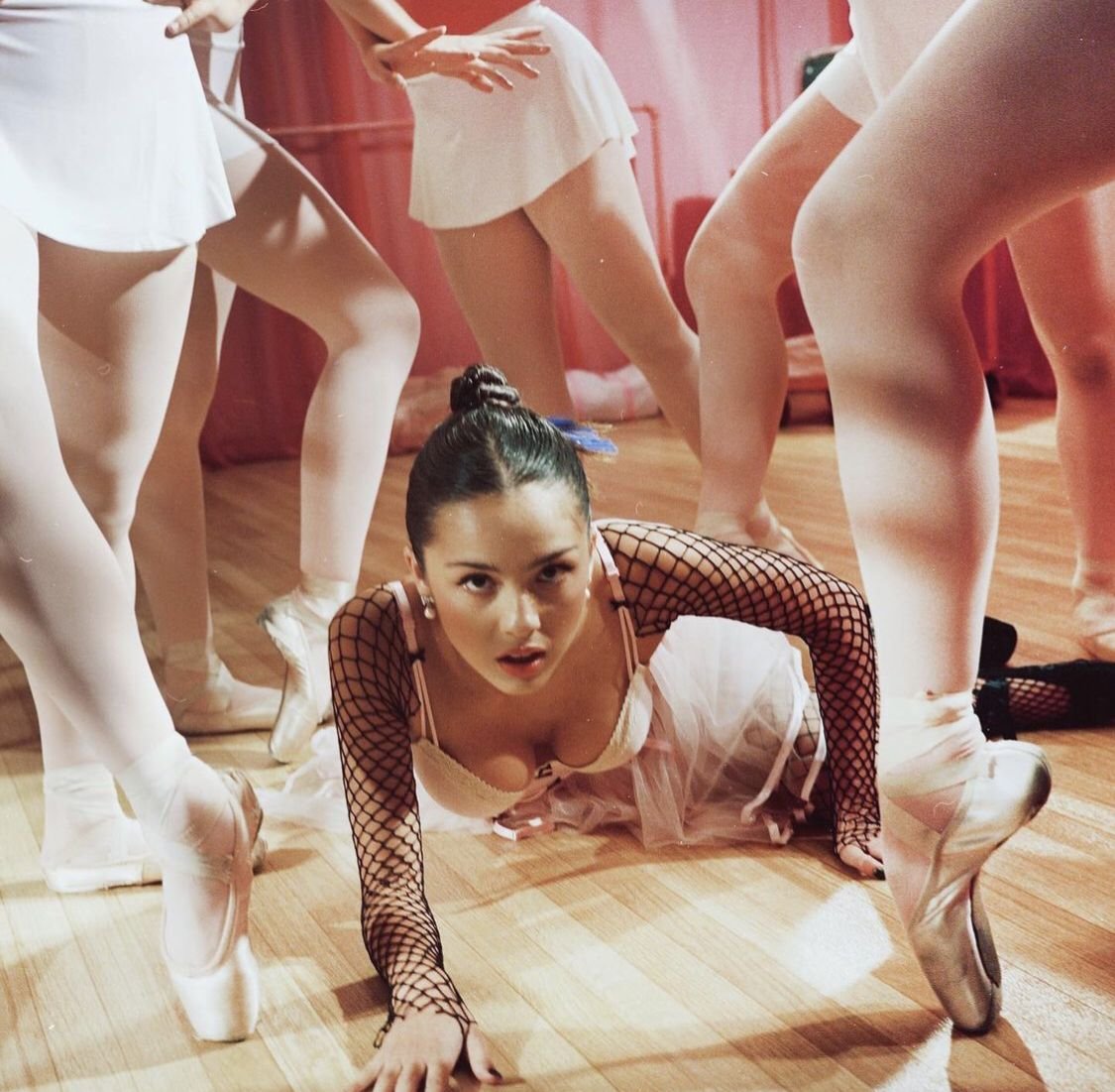 🚨 Tomorrow, September 8th, Olivia Rodrigo is expected to begin teasing her 3rd studio album, celebrating the two-year anniversary of “GUTS”.

— she teased “bad idea right?” to celebrate 2 years of “SOUR”.