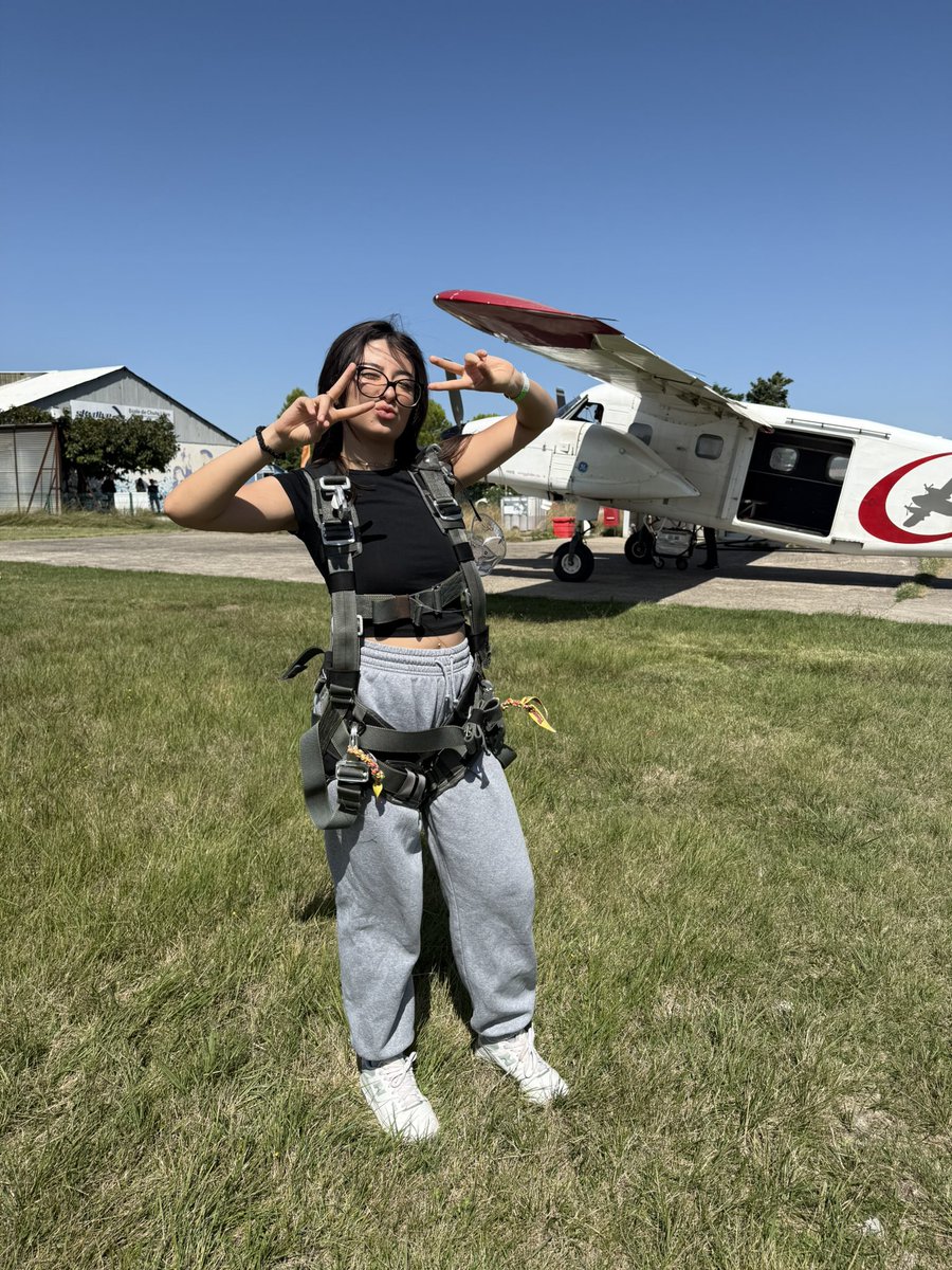 Je saute en parachute maintenant 
twitch.tv/helydia