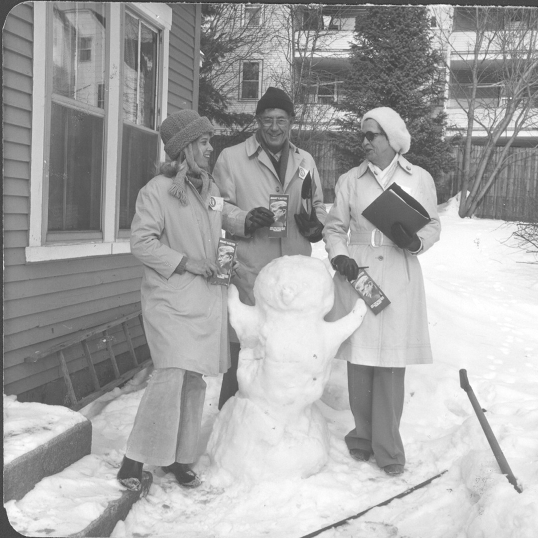 CarterLibrary's tweet image. On this #NationalNewHampshireDay, we are bringing it all the way back to 1976 with some images of the Peanut Brigade campaigning in New Hampshire. That sure is a lot of snow for those native Georgians!
#PeanutBrigade #CarterLibrary #PresidentialLibrary