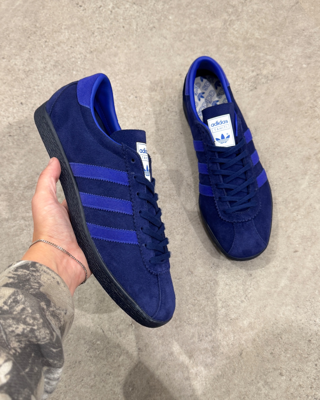 鬼可愛すぎる♡　アディダスオリジナルス　エンボスロゴ　ブルゾン アディダス オリジナルス】遊び心満載の”手書きロゴが可愛い