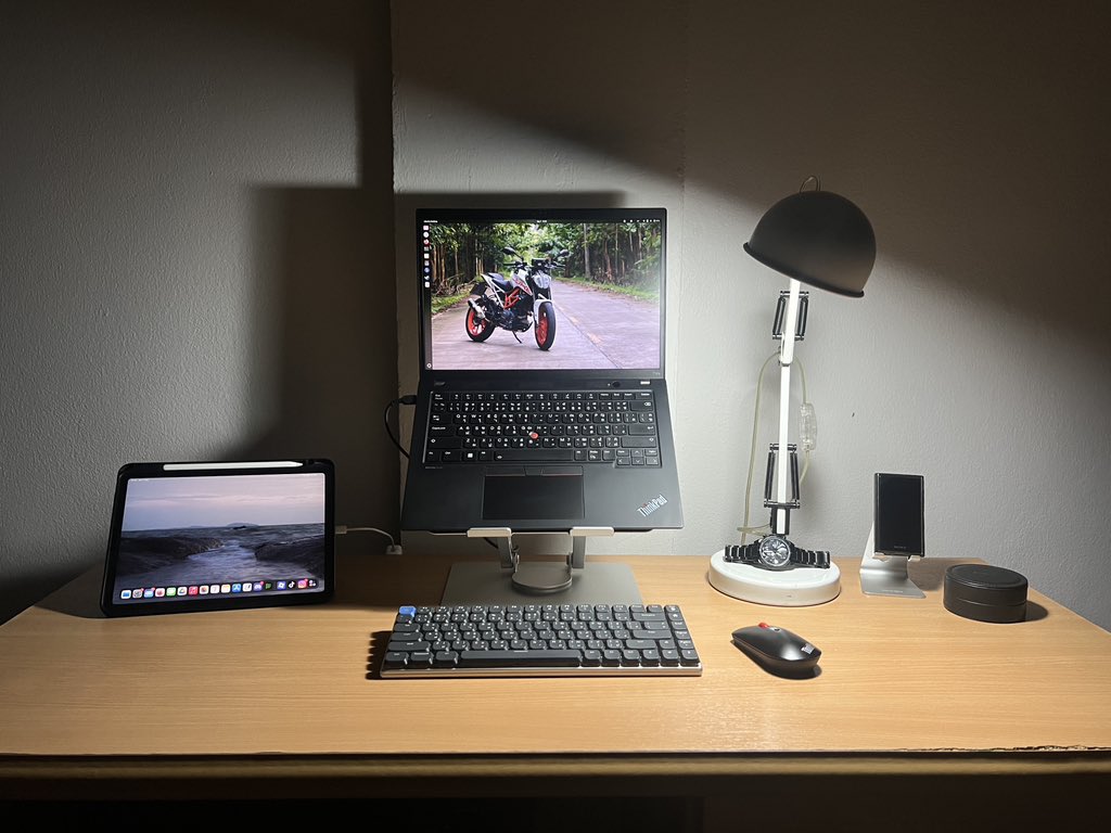 senni_eos's tweet image. probably the simplest looking desk setup