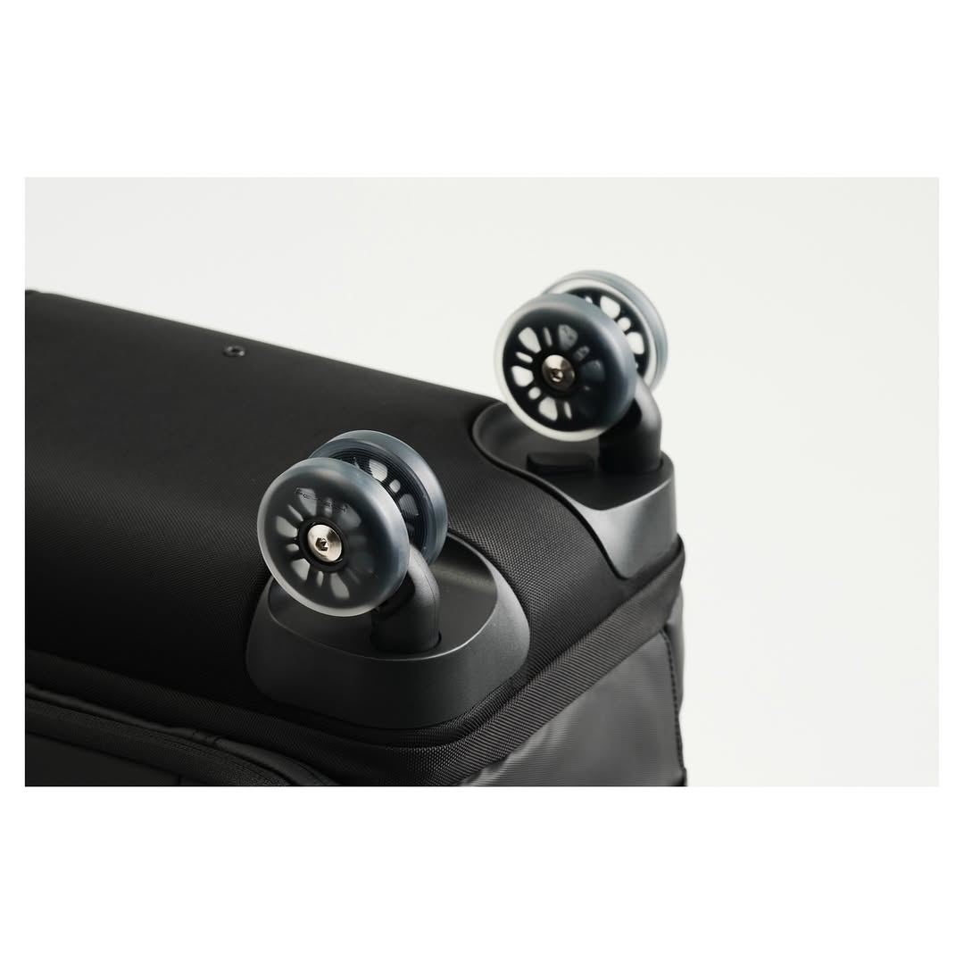 PGYTECH_global's tweet image. No more heavy lifting—just smooth rolling 🎯📦
Roller Backpack converts in seconds—wheel it or wear it, your gear stays perfectly organized 🎒⚡

📸 @crazydean0420

#pgytech #makecreationeasier #rollerbackpack #protravelgear #camerabag #photographyessentials #travelsmart