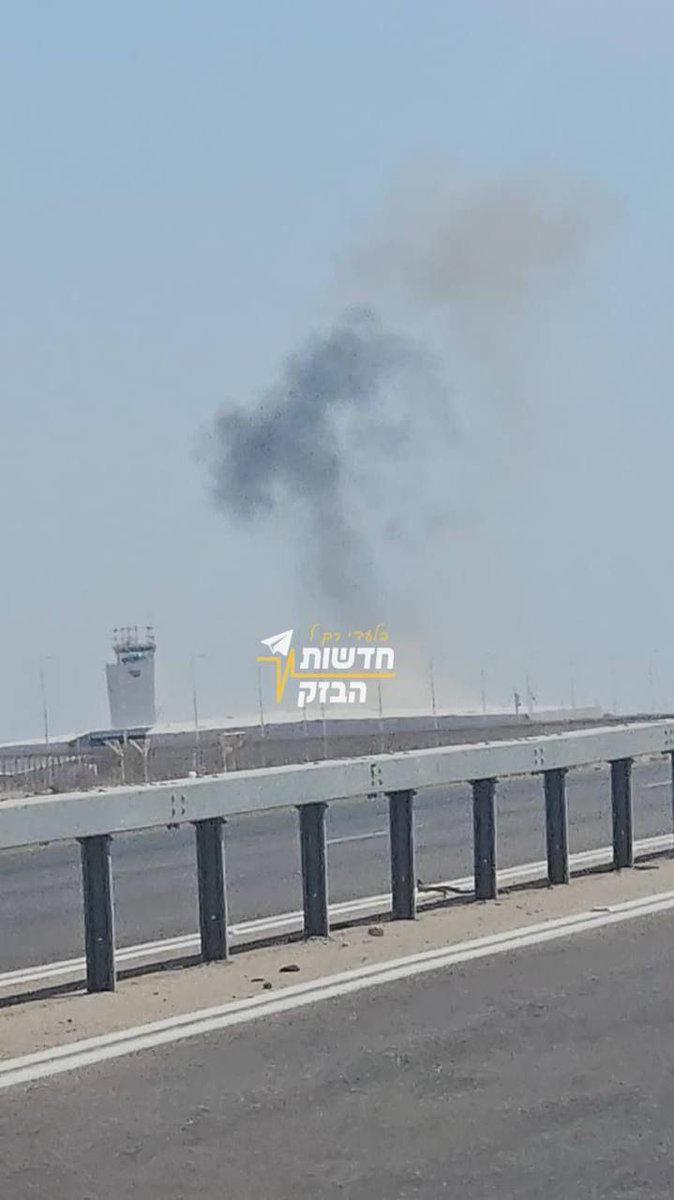 كاميرات المغتصبين تنشر صوراً لتصاعد الدخان من مطار "رامون" جنوب فلسطين المحتلة بعد قصفه بطائرة مسيَرة من اليمن