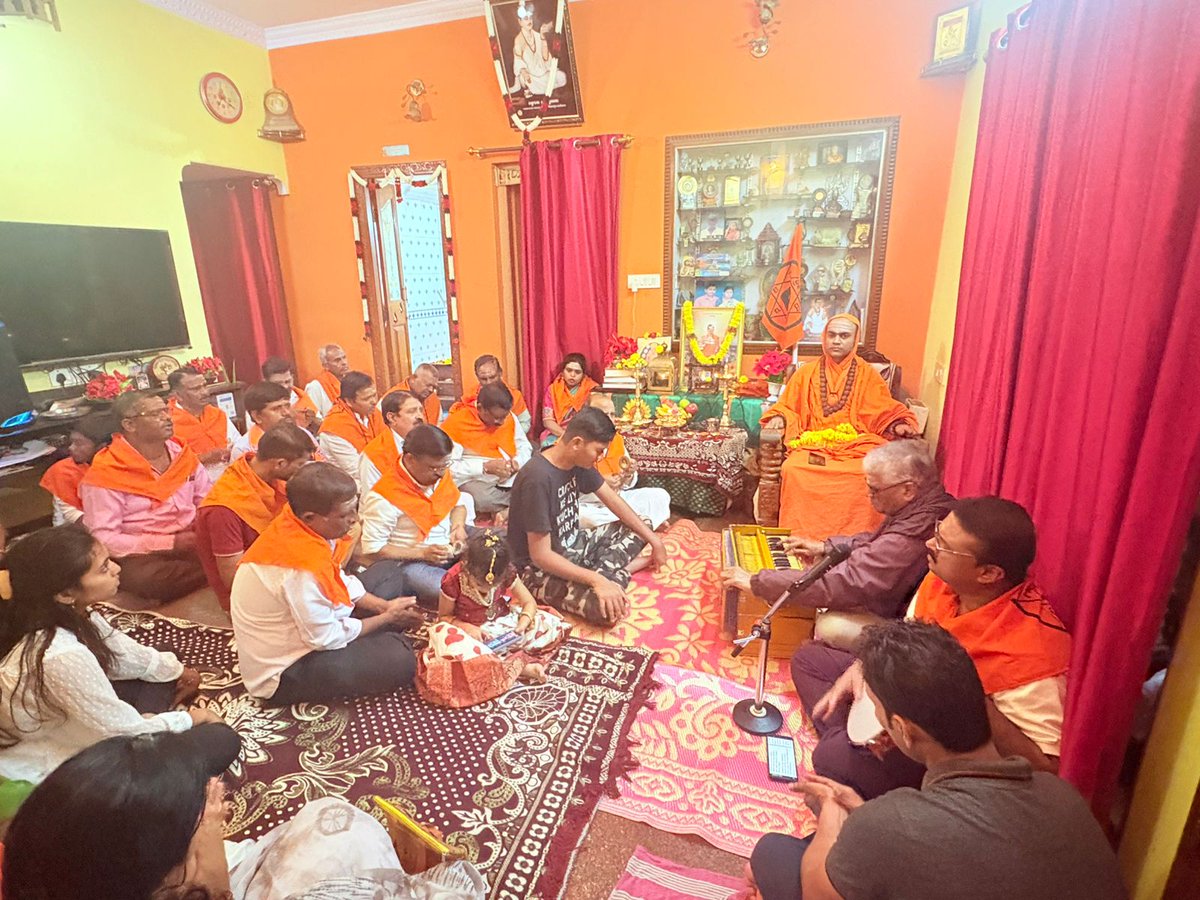 basavadala's tweet photo. 5-10-2025 ರಂದು ಬೆಂಗಳೂರಿನ ಅರಮನೆ ಮೈದಾನದಲ್ಲಿ ಜರುಗುವ "ಬಸವ ಸಂಸ್ಕೃತಿ ಅಭಿಯಾನ" ಸಮಾವೇಶದ ಪ್ರಚಾರ ಹಾಗೂ ಬಸವ ಜ್ಯೋತಿ ಕಾರ್ಯಕ್ರಮವು ಬೆಂಗಳೂರಿನ "ಕೆ.ಆರ್.ಪುರಂ" ನಲ್ಲಿ ಪರಮಪೂಜ್ಯ ಸದ್ಗುರು ಬಸವಯೋಗಿ ಸ್ವಾಮೀಜಿಯವರ ನೇತೃತ್ವದಲ್ಲಿ ಜರುಗಿತು.
#BasavaSamskrutiAbhiyana #SamskrutikaNayaka #Basavanna #basavannastatue https://t.co/nM8sz3b59d
