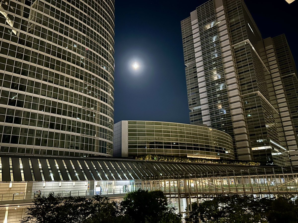 Moon over Tokyo tonight 🌕 
The eclipse is still to come —