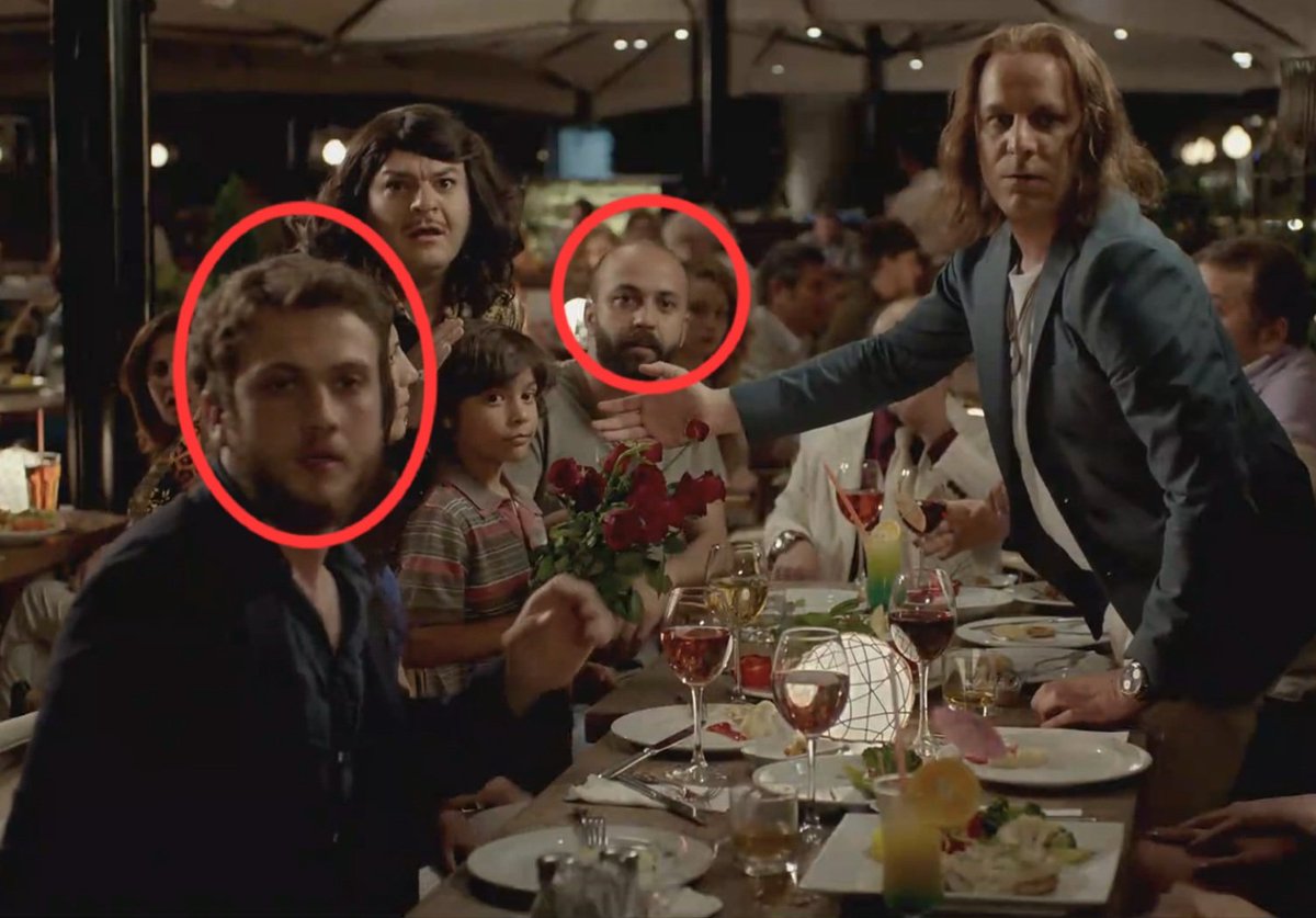 PEK YAKINDA filminde Boğaç Boray'a yapılan komplo sahnesinde masada ARAS BULUT İYNEMLİ ve SARP AKKAYA gözümüze çarpar :))