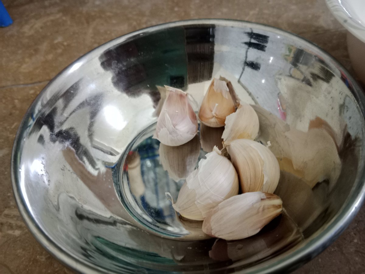 گھر شفٹ کرتے ہوئے ساس صاحبہ نے مجھے کچھ سبزی منگوا کر دی اور میرے لئے سپیشل یہ موٹے والا لہسن منگوایا کہ اس بیچاری سے دیسی باریک لہسن کہاں چھیلا جائے گا 😋