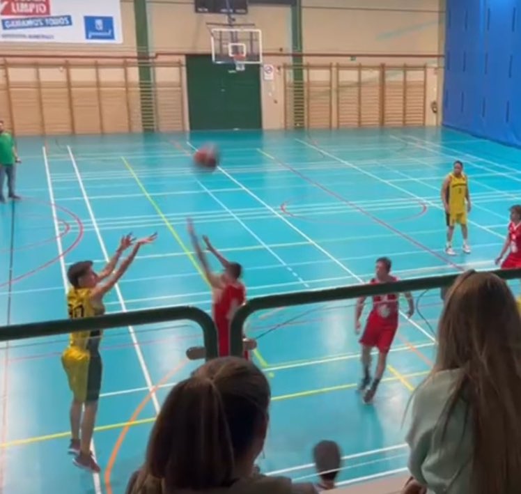 Tengo una pregunta para vosotros:

¿Alguien conoce algún equipo de baloncesto que juegue en Municipal en Madrid que tenga hueco para un par de personas esta temporada?

Quiero volver a jugar, con algo más de calma, y un amigo y yo buscamos sitio.