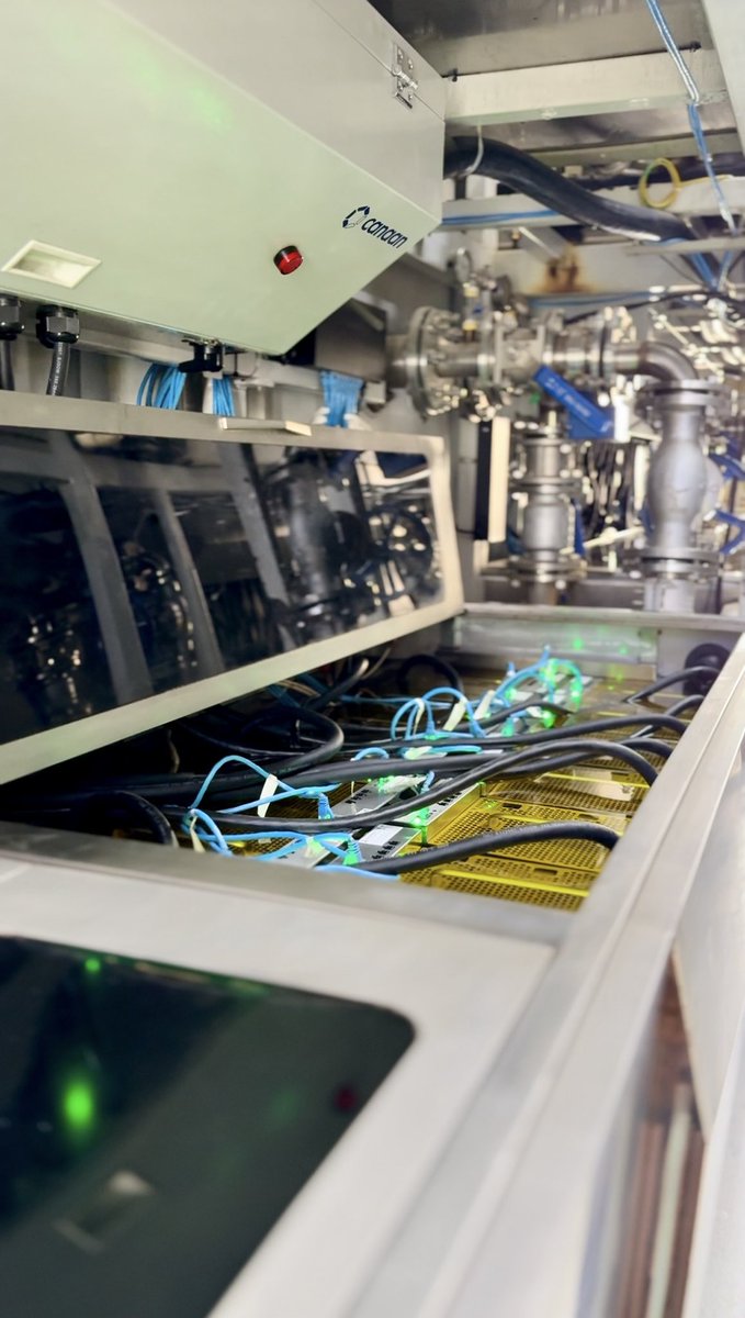 Immersion cooling at GDC with <a href="/canaanio/">Canaan Inc.</a> 

The IT equipement is fully immersed in non-conductive oil to reduce the energy needed for cooling

#GreenDataCity #GDC #Canaan #Immersion #Cooling #Mining #Bitcoin #Oman