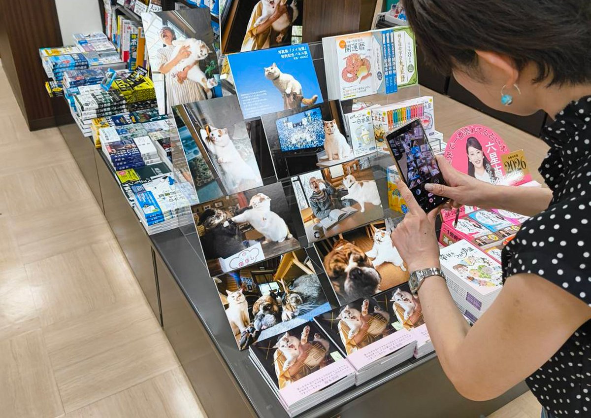 三省堂書店 経堂店さん <a href="/kyodo_sanseido/">三省堂書店 経堂店</a> にて、本日9/7より『メイ先輩』パネル展がスタート✨
A4パネル11枚展示中です！

早速見に行ったら、足を止めてくださる方もいて…🥹
でも押し売りになるといけないので、隣のレシピ本コーナーからこっそり見つめていました 笑