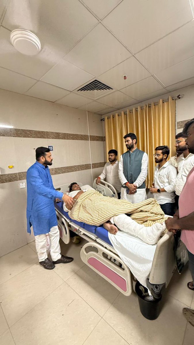 bjpharshvardhan's tweet photo. लखनऊ मेडिकल कालेज के शताब्दी वॉर्ड में 
बाराबंकी में छात्र आंदोलन के दौरान लाठीचार्ज में घायल विद्यार्थी परिषद के साथियों एवं पदाधिकारियो से मिलकर कुशलक्षेम जाना एवं उनके शीघ्र स्वास्थ्य लाभ की कामना किया।

@ABVPVoice @iGhanshyamShahi @AnshulVidyarthi https://t.co/b2VvEIP41g