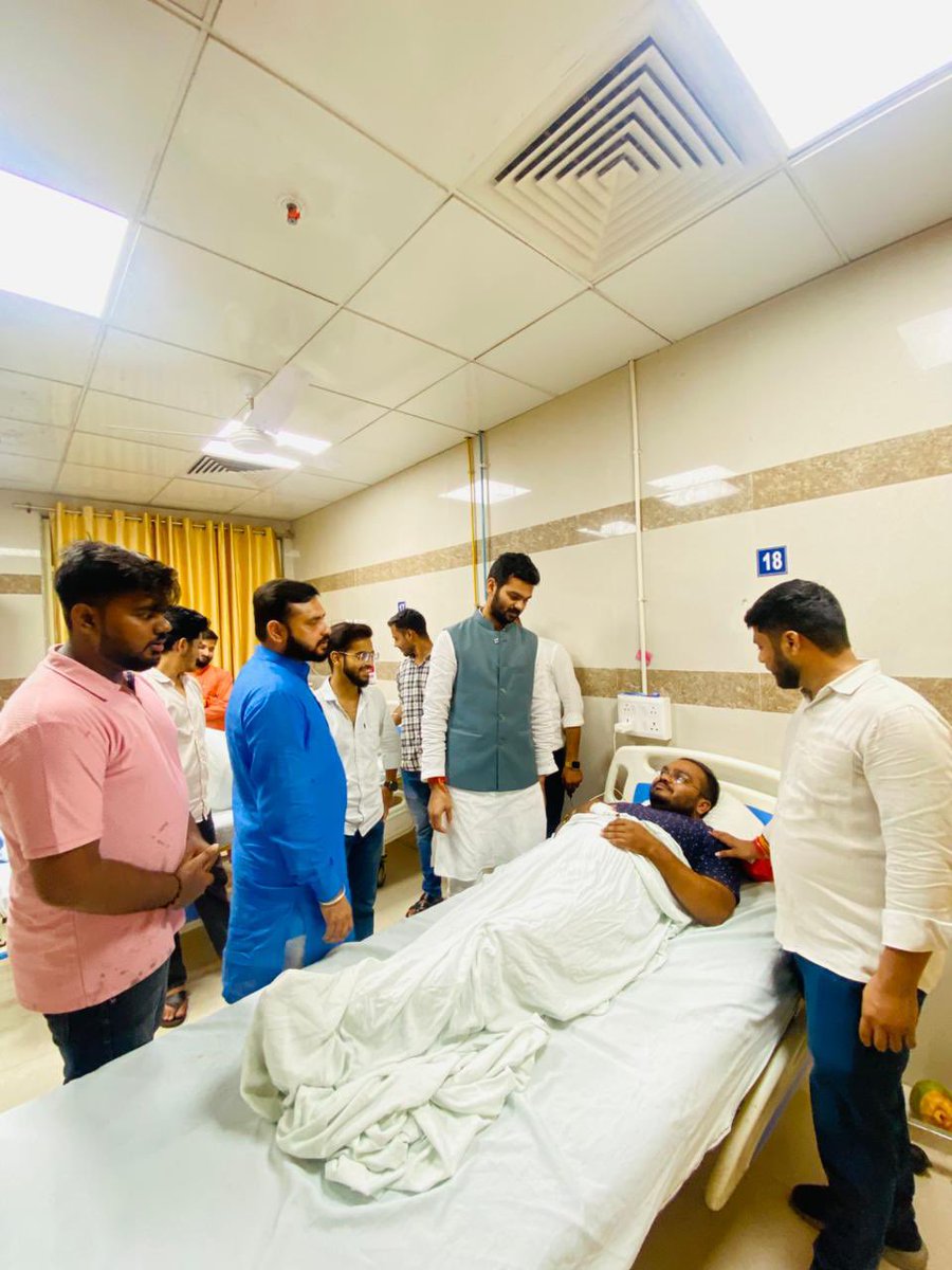 bjpharshvardhan's tweet photo. लखनऊ मेडिकल कालेज के शताब्दी वॉर्ड में 
बाराबंकी में छात्र आंदोलन के दौरान लाठीचार्ज में घायल विद्यार्थी परिषद के साथियों एवं पदाधिकारियो से मिलकर कुशलक्षेम जाना एवं उनके शीघ्र स्वास्थ्य लाभ की कामना किया।

@ABVPVoice @iGhanshyamShahi @AnshulVidyarthi https://t.co/b2VvEIP41g
