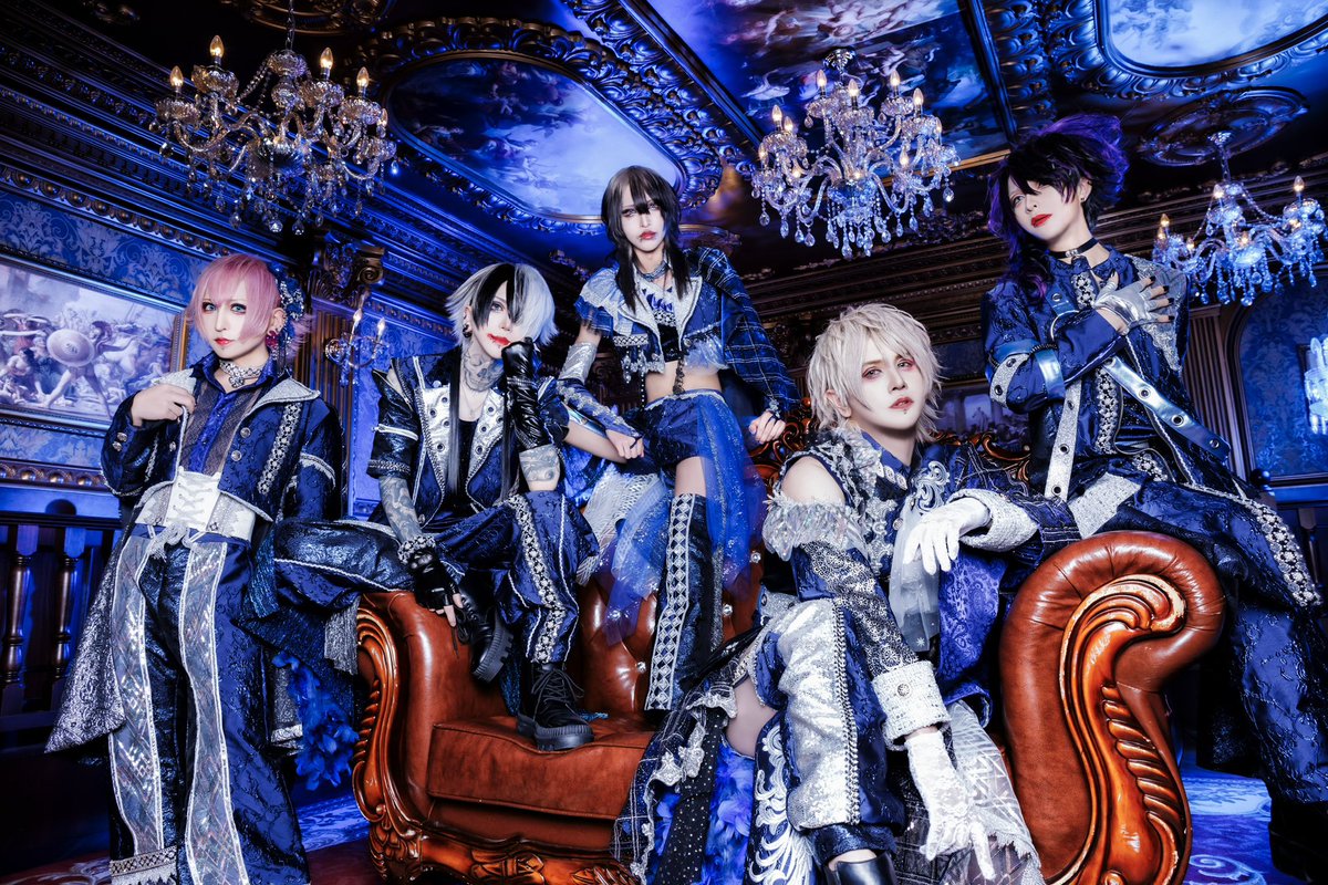 Saiai_Info's tweet photo. 【新バンド『最愛の屑』始動】

初ライブ▶始動主催10/14(火)高田馬場CLUB PHASE

メンバー
Vo.がく @Saiai_Gaku 
Gt.麗依 @Saiai_Rei 
Gt.猫太郎 @Saiai_Nekota 
Ba.しょたやん @Saiai_s_t_y 
Dr.キリト @Saiai_Kirito 

1st Single『Replica』MVフル
https://t.co/Vhv34H5tfg

当ポストをRP＆公式アカウントと全メンバーフォローで「始動主催終演後に使える6s撮影券」をプレゼント🎁
(撮影券はDMに送らせて頂きます)

※複数垢でご参加頂いても6s撮影券はお一人様につき1枚となります
※万が一、当日に6s撮影券を複数お持ちの場合でも撮影は1回のみとさせて頂きます