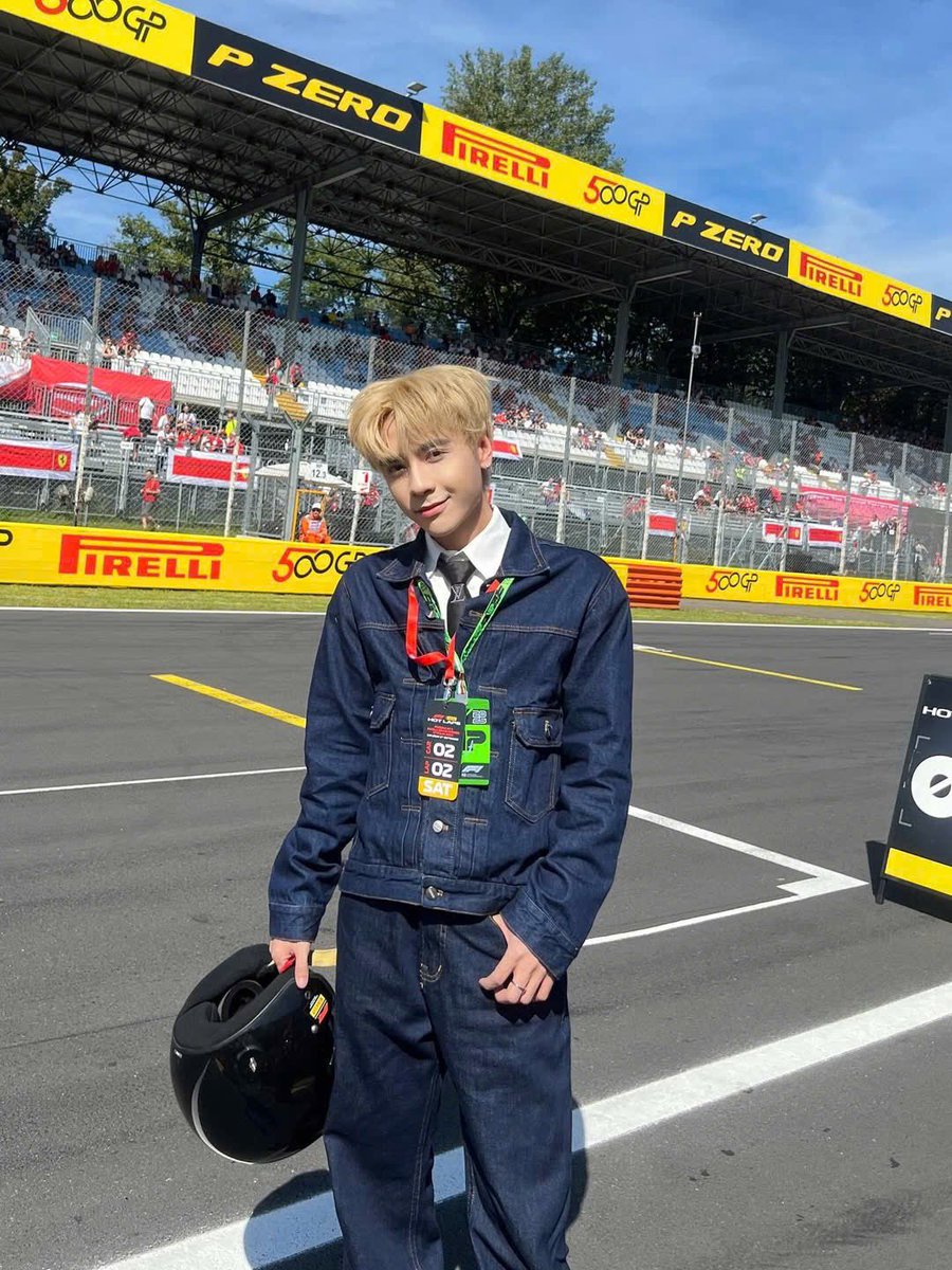 4inluvwphon's tweet photo. Quá ngầu đét luôn trài ơi. Tvia nhà có a chồng làm gì cũng dễ thưn

MASTERD F1 ITALIAN GP
#MasterDxScuderiaFerrari
#QuangHungMasterD
#ItalianGP https://t.co/Qxb9TPfYb7