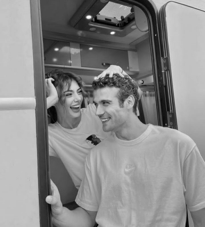 لا تحتاجُ جنَاحينِ حتَّى تطيرَ
يكفِيكَ ضِحكةُ أَحدهِمْ.🤍