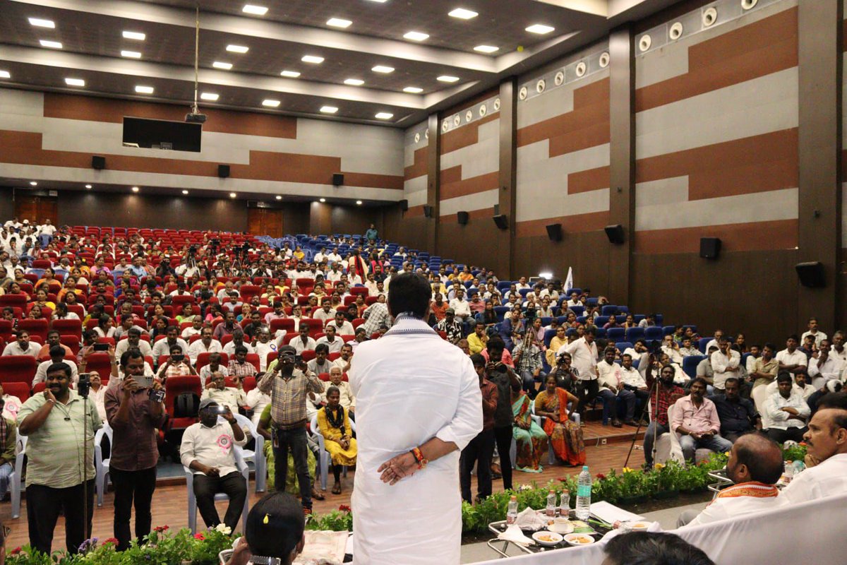 MadhavBJP's tweet photo. విశాఖపట్నం, ఉడా చిల్డ్రన్ థియేటర్ లో ఆంధ్రప్రదేశ్ రజక కార్పొరేషన్ చైర్మన్ శ్రీమతి సావిత్రి గారి ఆధ్వర్యంలో, జరిగిన రజక ఆకాంక్ష సభ - 2 లో కూటమి సభ్యులతో కలిసి పాల్గొన్నడం జరిగింది. ఈ సభలో రజకులకు కేంద్ర, రాష్ట్ర ప్రభుత్వాలు అందిస్తున్న వివిధ పథకాలను సద్వినియోగం చేసుకోవాలని తెలియచేయడం జరిగింది.

@BJP4India @narendramodi 
@BJP4Andhra