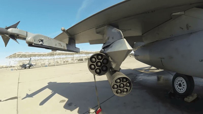 michalstela's tweet image. Zestrzeliwanie dronów w praktyce: 1) za ich masowe zwalczanie będą odpowiadały AH-64E #Apache z piekielnie skutecznym działkiem, 2) za nim będzie to możliwe, warto doposażyć #FA50pl w #APKWS. Mały koszt godziny lotu, mega dobry radar i zasobnik celowniczy, tani kierowany pocisk…