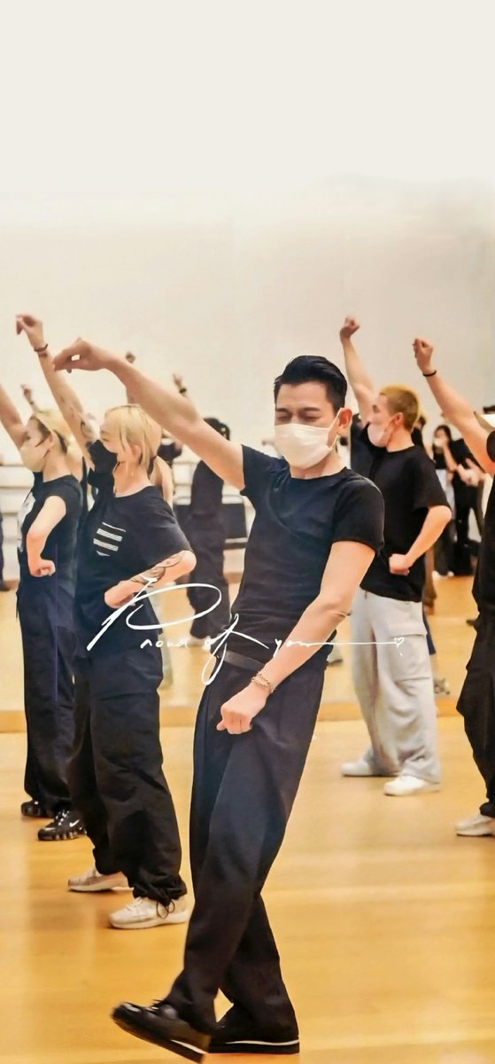 패잠과 중절모를 벗으면 내가 환장했던 팬콘연습실 착장인 것 같아서 개어이없음
저...유덕화 선생님 제가 거지긴 한데요 패잠과 모자를 좀 사드려도 될까요????