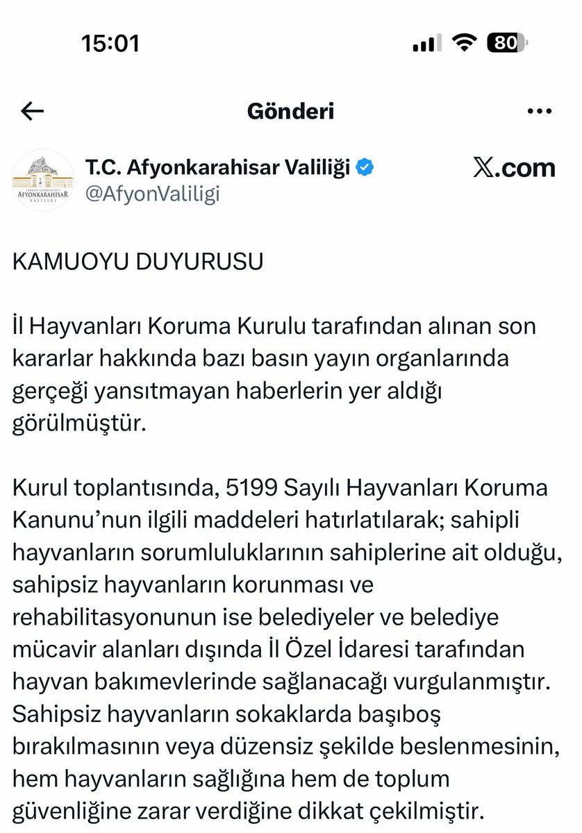 yazbunuesra's tweet photo. Afyon’a gitmişsiniz sokakta sahipsiz bir eşek gördünüz mesela, hayvan susuzluktan bayılmak üzere, işte o eşeğe su veremiyorsunuz. Çünkü fotoğraftaki kişi yasakladı. 
Ya da yavruları olan aç bir anne köpek gördünüz, besleyemiyorsunuz çünkü fotoğraftaki kişi yasakladı.

Arabanızın kaputundan yavru bir kedi çıktı bir yudum su veremezsiniz, çünkü fotoğraftaki kişi yasakladı.

Güvercinleri filan da yemlemeyin ne olur ne olmaz, sahipsiz hayvan demişler, isim vermemişler.

Şimdi hedef gösteriyorsun filan diyecekler için valiliğin açıklaması aşağıda.