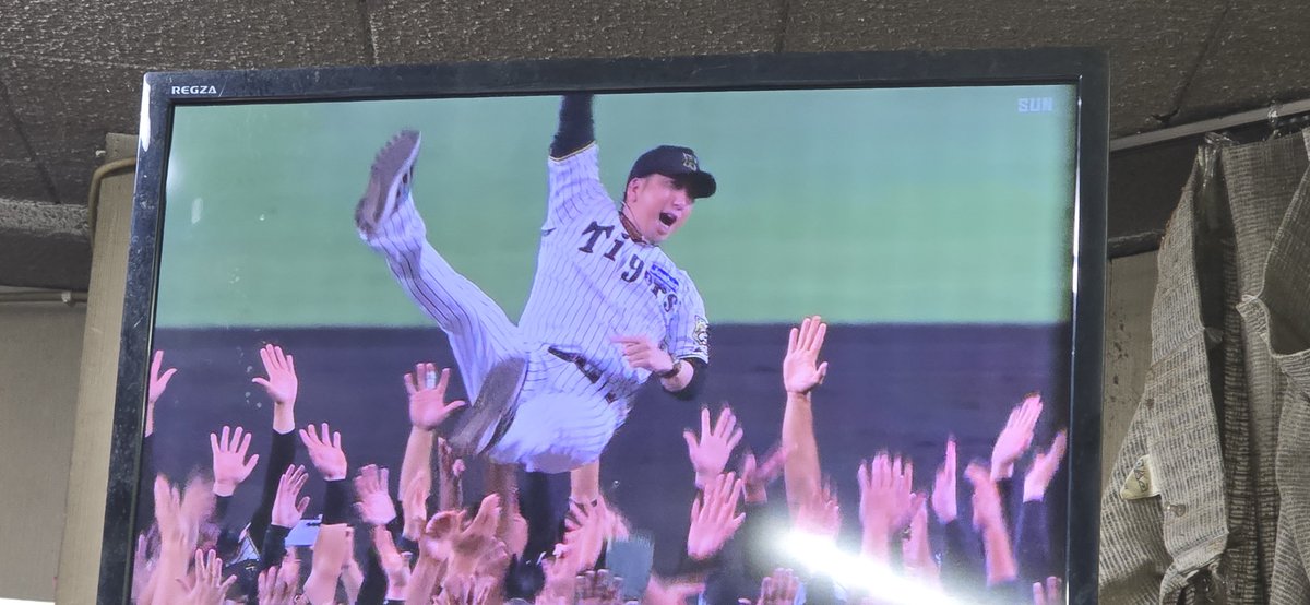 阪神優勝きたーーー!! 号外取りにいく準備しなきゃ!!!