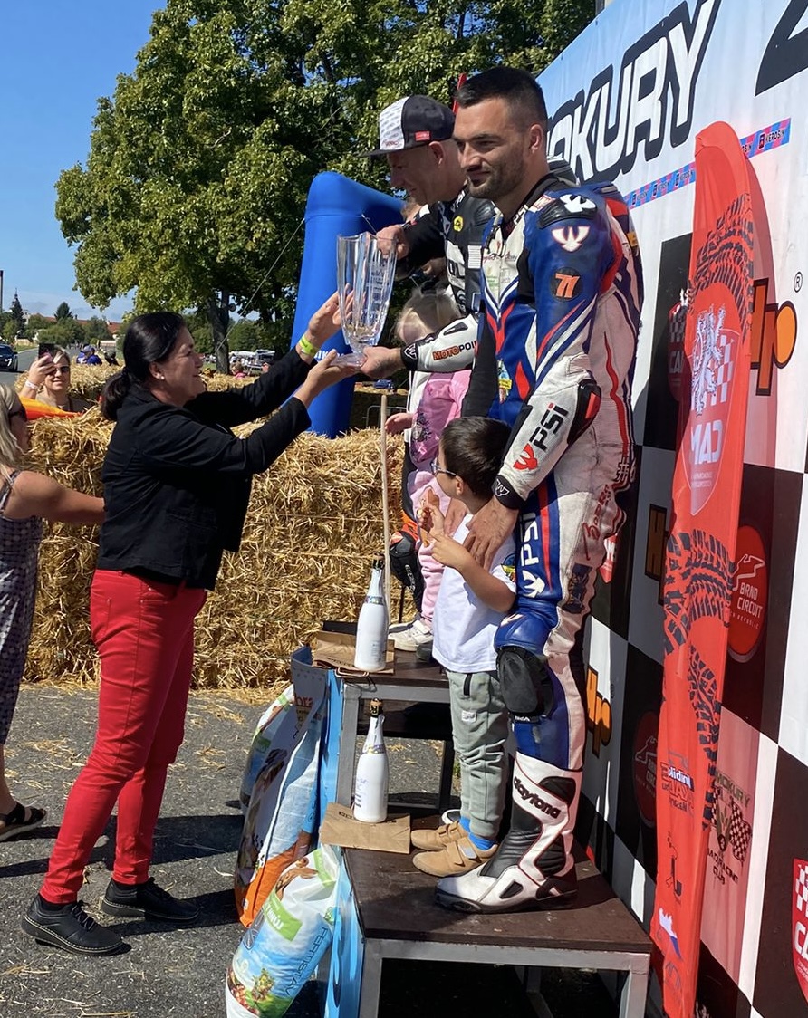 Můj tatínek před lety závodil na motocyklech🏍️a já mám k tomuto sportu stále velmi blízký vztah. O to víc mě těší, že jsem dnes mohla opět být spolu s <a href="/TomasCzernin/">Tomáš Czernin</a> v Dymokurech na motocyklových závodech. Atmosféra i závodníci byli úžasní👍