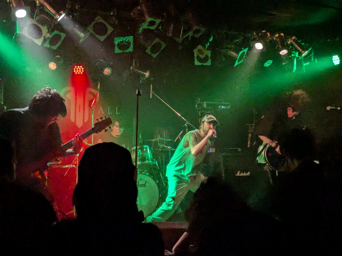 norizoope's tweet photo. イケポンの息子さんのスミス君が所属してるバンド、ASK I FALLのライヴを見に大塚Deepaに行ってきた!
かっこよかったなぁ!
スミス君のドラムもすごかった!ツーバスも一つ一つの音が綺麗だった!
8/10は対バン叶わなかったけど、どこかでやりましょう!
#askifall
#大塚
#deepa https://t.co/GqJOCwfrSR