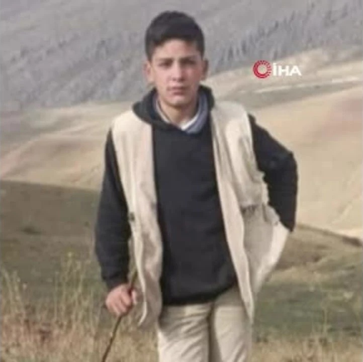 Yunus Kerici..
14 yaşında, çoban..
Ağrı Merkez Kocataş Köyü’nde merada hayvanlarını otlatırken (serinlemek için girdiği veya düştüğü, tam bilinmiyor) Yazıcı Barajı’nda cansız bedenine ulaşıldı..
#ÇocukİşçiliğiİleMücadeleye