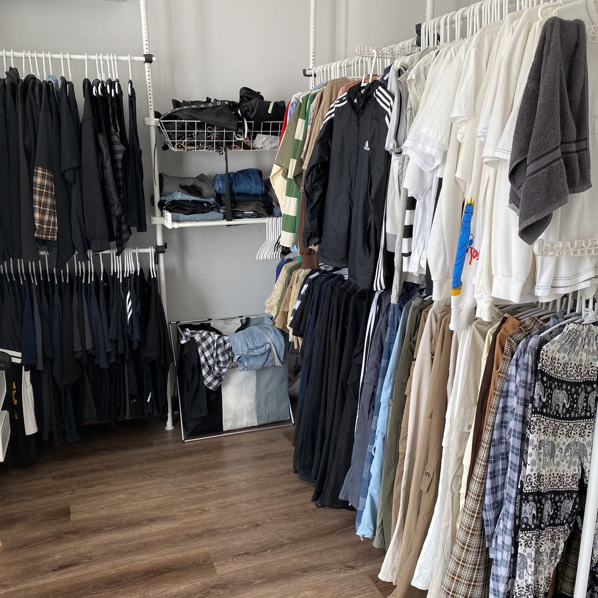 เจอของตรงปกแล้วมันดีต่อใจอะ ใครเสื้อผ้าเยอะแต่พื้นที่ห้องมีจำกัด ราวแขวนเสื้อผ้าตัวนี้ช่วยได้เยอะเลย ใช้พื้นที่นิดเดียว ประกอบง่าย แข็งแรงรับน้ำหนักได้เยอะ ทำให้ห้องมีพื้นที่มากขึ้น ไม่ต้องเจาะผนังด้วย ซื้อมาใช้แล้วคุ้มสุดๆ 👍🏻